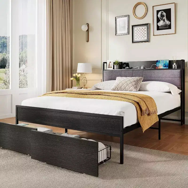 Struttura Letto Matrimoniale Queen con Cassetti Contenitore, Testiera Imbottita, Rete a Doghe in Metallo, Stazione di Ricarica, Scaffale a 2 Livelli, Nero