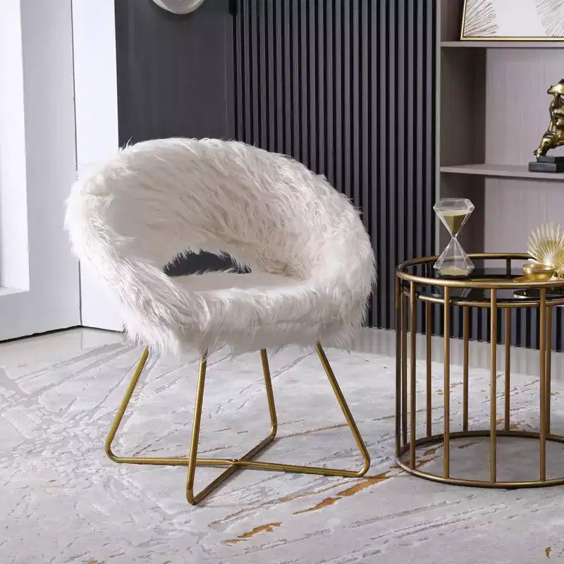 Poltrona d'accento in pelliccia sintetica, poltrona a botte imbottita con base a slitta color oro, piedini antigraffio, poltrona lounge moderna per soggiorno, camera da letto