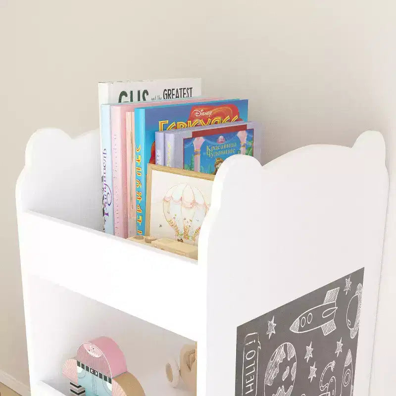 Libreria per bambini con lavagna laterale, Libreria in legno a forma di orsetto con 3 ripiani, Lavagna per bambini, Contenitore per giocattoli e libri, Colore bianco