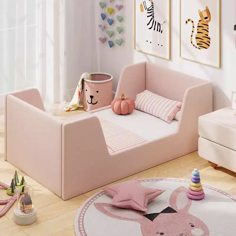 Letto per bambini a pavimento imbottito in morbido tessuto vellutato con spondine di sicurezza e testiera grigio/rosa