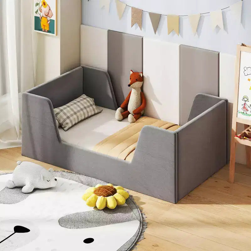 Letto per bambini a pavimento imbottito in morbido tessuto vellutato con spondine di sicurezza e testiera grigio/rosa