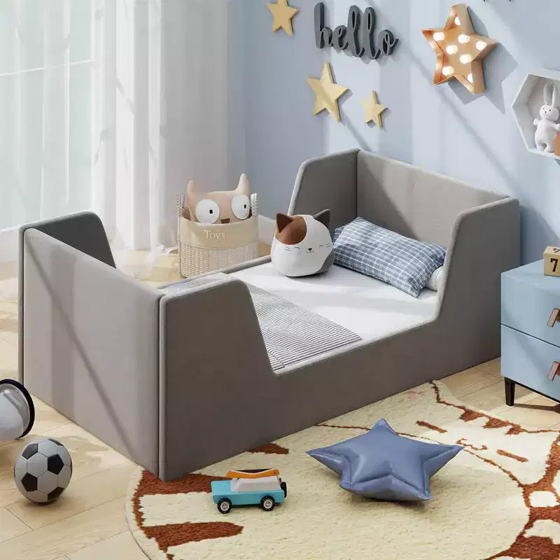 Letto per bambini a pavimento imbottito in morbido tessuto vellutato con spondine di sicurezza e testiera grigio/rosa